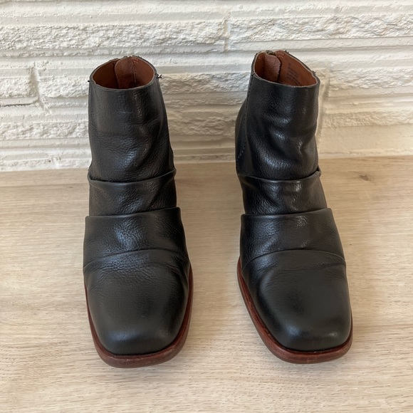 Kork-Ease KisselI - Black Leather Back Zip Bootie size 6 - Picture 3 of 10